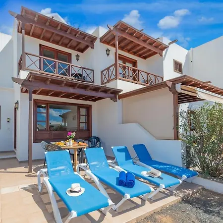 Casa Del Mar Ilic With Communal Pool And Sea Views Апартаменты *
