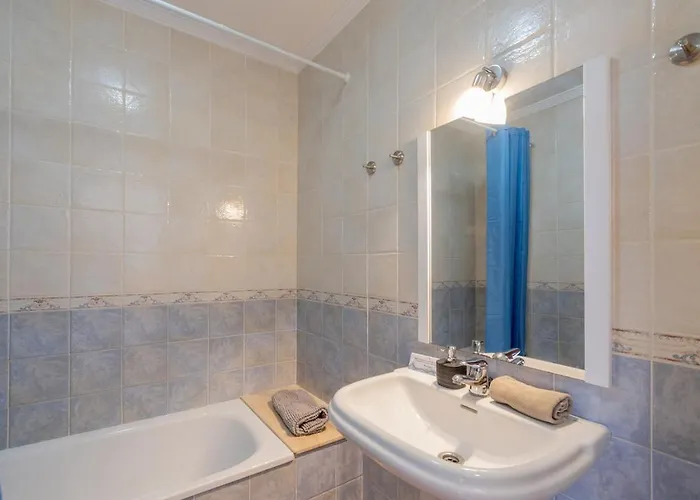 Casa Del Mar Ilic With Communal Pool And Sea Views דירה *