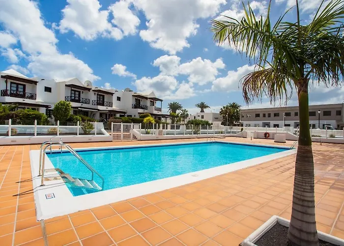 Casa Del Mar Ilic With Communal Pool And Sea Views Апартаменты