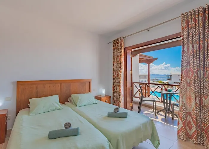 Casa Del Mar Ilic With Communal Pool And Sea Views Апартаменты